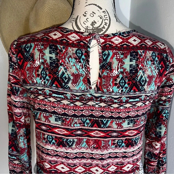 Rue21, M,Aztec, geometric print contrast lace lined hem cuff, long sleeve crop - Picture 5 of 9